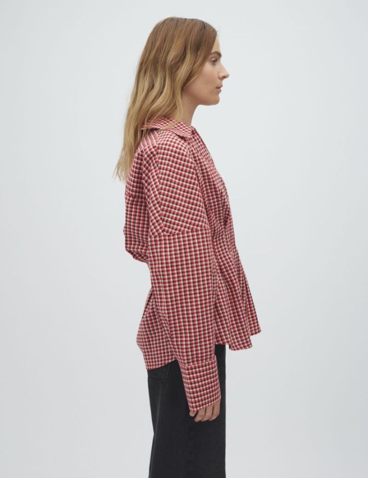 Chechi Isidor red aura check